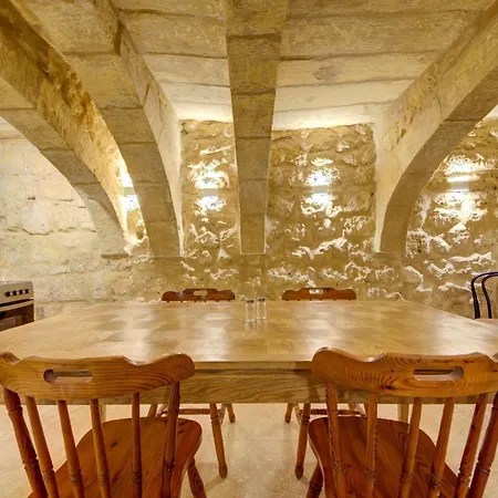 Ta Karmenu - An 800 Year Old Modernized Studio, Walking Distance To Mdina بيت ضيافة 3*