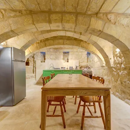 Ta Karmenu - An 800 Year Old Modernized Studio, Walking Distance To Mdina بيت ضيافة 3*